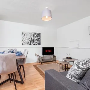  Apartment 4 Bedroom House With Parking & Garden By Cherry Short Let's & Services United Kingdom